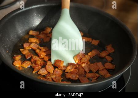 Großer Blickwinkel auf Bratspeck in der Pfanne Stockfoto