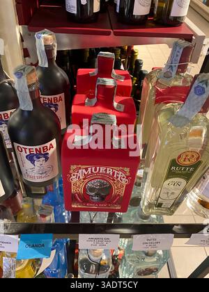 Cremona, Italien 9. März 2025 verschiedene Gin-Flaschen mit verschiedenen Farben, Marken und Aromen stehen in einem italienischen Geschäft in Regalen Stockfoto