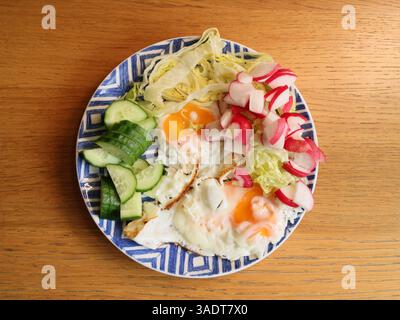 Köstlicher Frühstücksteller mit Eiern und frischem und farbenfrohem Gemüse Stockfoto