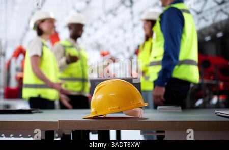 Technischer Mitarbeiter, der Einen Kunststoffhelm bei der Arbeit in der Industrie trägt Stockfoto