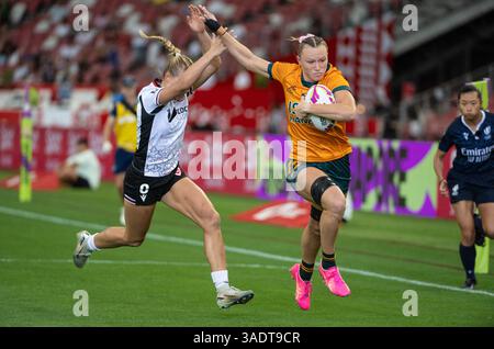 SINGAPUR, SINGAPUR. APRIL 2025 HSBC Singapur 7s Rugby Australien gegen Kanada Halbfinale für Frauen. Australisches Kraftwerk Maddison Levi in Aktion. Alamy Live Sport / Jayne Russell Stockfoto