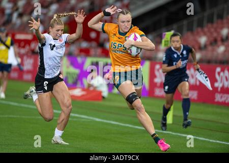 SINGAPUR, SINGAPUR. APRIL 2025 HSBC Singapur 7s Rugby Australien gegen Kanada Halbfinale für Frauen. Australisches Kraftwerk Maddison Levi in Aktion. Alamy Live Sport / Jayne Russell Stockfoto