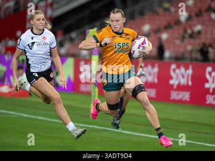 SINGAPUR, SINGAPUR. APRIL 2025 HSBC Singapur 7s Rugby Australien gegen Kanada Halbfinale für Frauen. Australisches Kraftwerk Maddison Levi in Aktion. Alamy Live Sport / Jayne Russell Stockfoto
