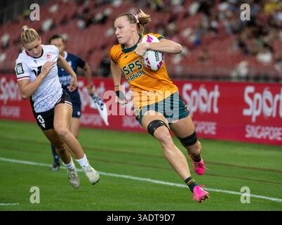 SINGAPUR, SINGAPUR. APRIL 2025 HSBC Singapur 7s Rugby Australien gegen Kanada Halbfinale für Frauen. Australisches Kraftwerk Maddison Levi in Aktion. Alamy Live Sport / Jayne Russell Stockfoto