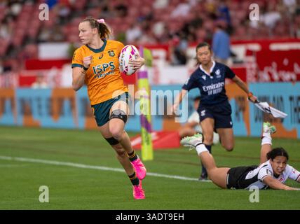 SINGAPUR, SINGAPUR. APRIL 2025 HSBC Singapur 7s Rugby Australien gegen Kanada Halbfinale für Frauen. Australisches Kraftwerk Maddison Levi in Aktion. Alamy Live Sport / Jayne Russell Stockfoto