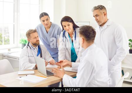 Eine Gruppe von Ärzten in der Praxis diskutiert den Arbeitsprozess, Nahaufnahme Stockfoto