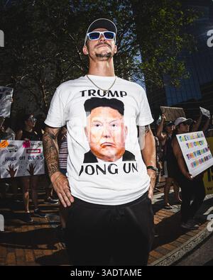 Tampa, Florida, USA. April 2025. Eine Koalition von Aktivistengruppen, einschließlich Einwanderungsrechtsgruppen, versammelte sich und protestierte gegen die Politik von Donald Trump und das Manövrieren des Leiters der DOGE-Agentur, Elon Musk. (Kreditbild: © Dave Decker/ZUMA Press Wire) NUR REDAKTIONELLE VERWENDUNG! Nicht für kommerzielle ZWECKE! Stockfoto