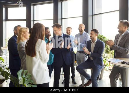 Business Team Feiert Erfolg Bei Office Meetings Stockfoto