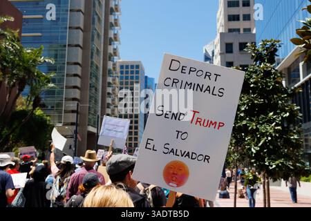 SAN DIEGO, CA, USA. April 2025. Demonstranten mit einem Schild mit der Aufschrift "Deportal Criminals Send Trump to El Salvador" protestieren gegen die Regierung Donald Trump und ihre Politik auf den Straßen der Innenstadt von San Diego während eines landesweiten Tages der Kundgebungen, an denen in allen 50 US-staaten Proteste stattfanden. Stockfoto