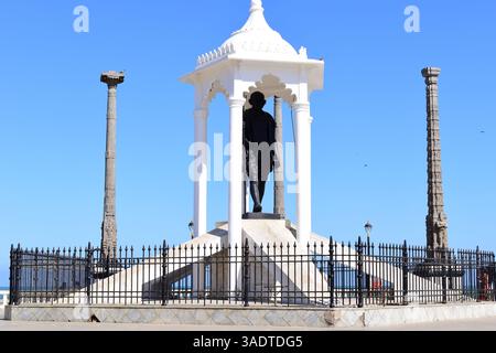Eine vier Meter lange Bronzestatue von Mahatma Gandhi in Pondicherry, Tamil Nadu, Indien. Stockfoto