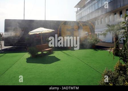 Fan im Fahrerlager... Formel-1-Weltmeisterschaft, Rd 11, großer Preis von Ungarn, Vorbereitungen, Budapest, Ungarn, Donnerstag, 31. Juli 2008 (Bild: Sutton Motorsports/ZUMAPRESS.com) Stockfoto