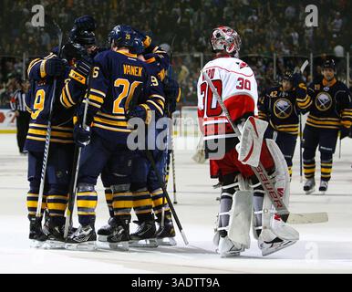 NHL-Buffalo Sabres vs Carolina Hurricanes, Mittwoch, 7. März 2012 Carolina Hurricanes Torwart Cam Ward (30) fährt an Buffalo Sabres Linksflügel Thomas Vanek (26), Buffalo Sabres Center Derek Roy (9) und anderen Mitgliedern der Buffalo Sabres vorbei und feiert Jason Pominvilles Überstundenspiel Sieger nach Aktion zwischen den Buffalo Sabres vs Carolina Hurricanes aus dem ersten Niagara Center, 7 2012. März ZUMAPRESS.com, © Nick Media Image: Nick Media. Stockfoto