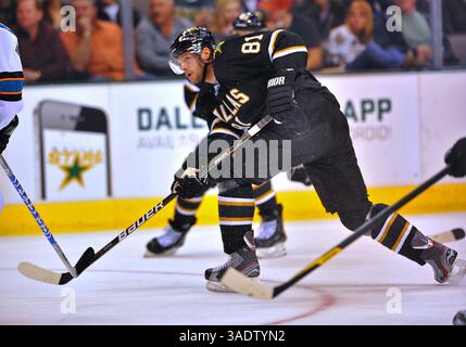 März 2012 . Dallas Stars Center Tomas Vincour (81) schießt den Puck während eines Spiels zwischen den San Jose Sharks und den Dallas Stars im American Airlines Center in Dallas Texas. Die Stars gewinnen 4-3 in einem Shooting Out. (Credit Image: â© Manny Flores/Cal Sport Media/ZUMAPRESS.com) Stockfoto