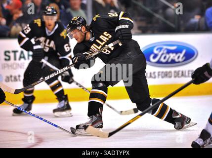 März 2012 . Dallas Stars Center Tomas Vincour (81) schießt den Puck während eines Spiels zwischen den San Jose Sharks und den Dallas Stars im American Airlines Center in Dallas Texas. Die Stars gewinnen 4-3 in einem Shooting Out. (Credit Image: â© Manny Flores/Cal Sport Media/ZUMAPRESS.com) Stockfoto