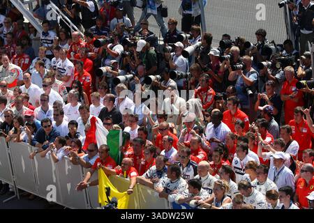 Ferrari und BMW Mechaniker feiern im parc Ferme... Formel-1-Weltmeisterschaft, Rd 12, Grand Prix Europa, Rennen, Valencia, Spanien, Sonntag, 24. August 2008 (Bild: Sutton Motorsports/ZUMAPRESS.com) Stockfoto