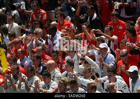 Ferrari und BMW Mechaniker feiern im parc Ferme... Formel-1-Weltmeisterschaft, Rd 12, Grand Prix Europa, Rennen, Valencia, Spanien, Sonntag, 24. August 2008 (Bild: Sutton Motorsports/ZUMAPRESS.com) Stockfoto