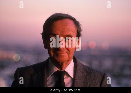 Dezember 1984 – Los Angeles, Kalifornien, USA – der irische Schriftsteller und Schriftsteller BRIAN MOORE überblickt die Skyline von Los Angeles, Kalifornien im Dezember 1984 (Bild: Patrick T. Fallon/ZUMAPRESS.com) Stockfoto