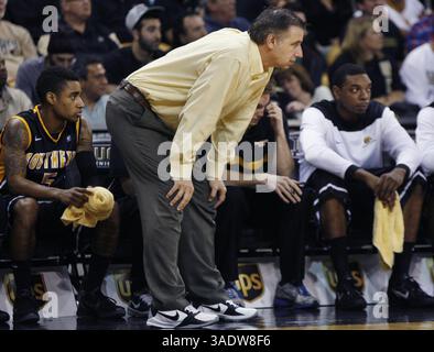 28. Januar 2012 - Orlando, FL, USA - Trainer der Southern Miss Larry Eustachy trainiert während des Spiels gegen Central Florida in der UCF Arena in Orlando, Florida, Samstag, 28. Januar 2012. (Bild: © Stephen M. Dowell/Orlando Sentinel/MCT/ZUMAPRESS.com) Stockfoto