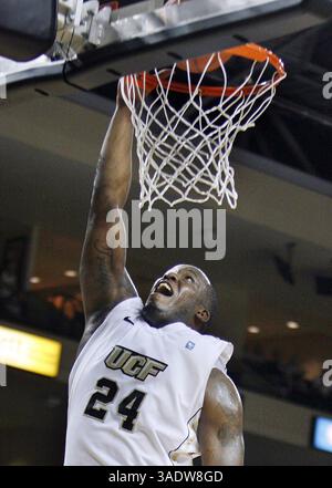 28. Januar 2012 – Orlando, FL, USA – Mitte Floridas Josh Crittle gibt beim Spiel gegen Southern Miss in der UCF Arena in Orlando, Florida, Samstag, 28. Januar 2012 den Ball. (Bild: © Stephen M. Dowell/Orlando Sentinel/MCT/ZUMAPRESS.com) Stockfoto