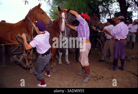 April 1999; San Antonio de Areco, Argentinien; Deutschland raus! Gaucho-Kultur ist eine der wenigen authentischen argentinischen Traditionen, deren Bräuche der Reitkunst, des ländlichen Lebens, der Küche und der Musik heute lebendig bleiben. (Bild: Russell Gordon/ZUMAPRESS.com) Stockfoto