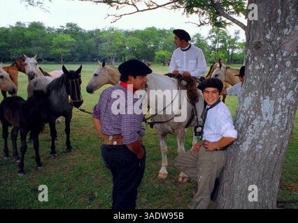 April 1999; San Antonio de Areco, Argentinien; Deutschland raus! Gaucho-Kultur ist eine der wenigen authentischen argentinischen Traditionen, deren Bräuche der Reitkunst, des ländlichen Lebens, der Küche und der Musik heute lebendig bleiben. (Bild: Russell Gordon/ZUMAPRESS.com) Stockfoto