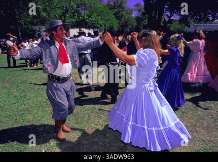 April 1999; San Antonio de Areco, Argentinien; Deutschland raus! Gaucho-Kultur ist eine der wenigen authentischen argentinischen Traditionen, deren Bräuche der Reitkunst, des ländlichen Lebens, der Küche und der Musik heute lebendig bleiben. (Bild: Russell Gordon/ZUMAPRESS.com) Stockfoto