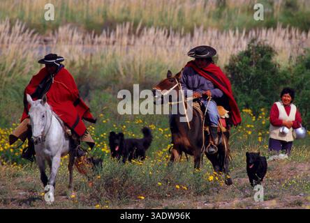 April 1999; San Antonio de Areco, Argentinien; Deutschland raus! Zwei ethnische Kolla Gauchos im traditionellen „pancho von Guemes“ fahren in ein Dorf. Kollas sind Nachkommen der Inkas. (Bild: Russell Gordon/ZUMAPRESS.com) Stockfoto