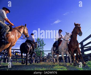 April 1999; San Antonio de Areco, Argentinien; Deutschland raus! Gaucho-Kultur ist eine der wenigen authentischen argentinischen Traditionen, deren Bräuche der Reitkunst, des ländlichen Lebens, der Küche und der Musik heute lebendig bleiben. (Bild: Russell Gordon/ZUMAPRESS.com) Stockfoto