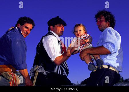 April 1999; San Antonio de Areco, Argentinien; Deutschland raus! Gaucho-Kultur ist eine der wenigen authentischen argentinischen Traditionen, deren Bräuche der Reitkunst, des ländlichen Lebens, der Küche und der Musik heute lebendig bleiben. (Bild: Russell Gordon/ZUMAPRESS.com) Stockfoto