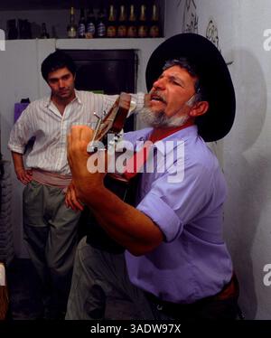 April 1999; San Antonio de Areco, Argentinien; Deutschland raus! Gaucho-Kultur ist eine der wenigen authentischen argentinischen Traditionen, deren Bräuche der Reitkunst, des ländlichen Lebens, der Küche und der Musik heute lebendig bleiben. (Bild: Russell Gordon/ZUMAPRESS.com) Stockfoto