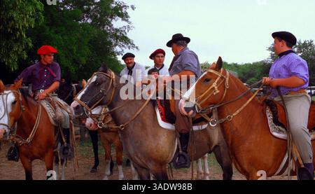 April 1999; San Antonio de Areco, Argentinien; Deutschland raus! Gaucho-Kultur ist eine der wenigen authentischen argentinischen Traditionen, deren Bräuche der Reitkunst, des ländlichen Lebens, der Küche und der Musik heute lebendig bleiben. (Bild: Russell Gordon/ZUMAPRESS.com) Stockfoto