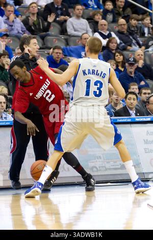 28. Januar 2012: Russ Smith (2) wird vom Seton Hall Pirates Guard Haralds Karlis (13) vor Cheftrainer Rick Pitino während des NCAA Basketballspiels zwischen den #25 Louisville Cardinals und den Seton Hall Pirates im Prudential Center in Newark, New Jersey, gefoult. Louisville Beat Seton Hall, 60-51.(Bild: © Chris Szagola/Cal Sport Media/ZUMAPRESS.com) Stockfoto