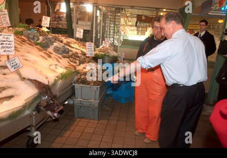 Februar 2004; Seattle, WA, USA; HOWARD DEAN, ehemaliger Gouverneur von Vermont, hoffnungsvoller US-Präsidentschaftskandidat am Pikes Market Place in Seattle, wo er am traditionellen Fischwerfen und Fangen auf dem Markt teilnahm. Dean, der am Dienstag in mehreren bundesstaaten verloren hat, wird am Samstag, den 7. Februar, in den bundesstaaten mit Vorwahlen kämpfen. (Bild: C.J. Gunther/ZUMAPRESS.com) Stockfoto