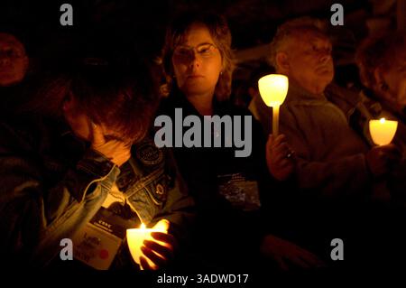 Mai 2005; Washington, DC, Vereinigte Staaten; eine nicht identifizierte Frau bricht während der 17. jährlichen Nationalen Polizeiwoche bei Kerzenlicht-Mahnwache am National Law Enforcement Officers Memorial am 13. Mai 2005 in Washington, D.C. die Hauptredner DER USA Alberto Gonzalez hielt die Hauptredner vor einer Menge 20.000 von Polizeibeamten, Familien, und Überlebende der Gefallenen aus 37 staaten und dem District of Columbia. . (Bild: Chris Greenberg/ZUMAPRESS.com) Stockfoto