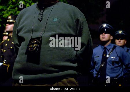 Mai 2005; Washington, DC, Vereinigte Staaten; uniformierte und uniformierte Offiziere stehen zu Ehren der Gefallenen während der 17. jährlichen Nationalen Polizeiwoche bei Kerzenlicht-Mahnwache im National Law Enforcement Officers Memorial 13. Mai 2005 Washington DC. US-Generalstaatsanwalt Alberto Gonzalez hielt die Keynote-Ansprache, und die Namen der vierhundertfünfzehn, (415), neue Ergänzungen des Memorial wurden laut vorgelesen; einschließlich der einhundertdreiundfünfzig, (153), die ihr Leben im Jahr 2004 im Dienst gaben. Die bundesstaaten mit den fünf tödlichen Offizieren im Jahr 2004 Stockfoto