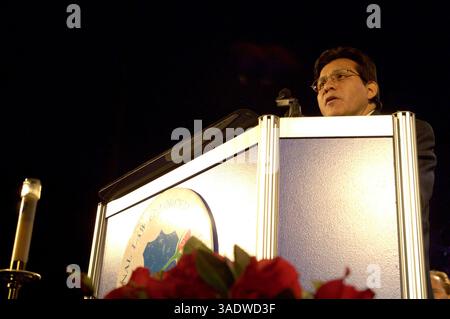 Mai 2005; Washington, DC, Vereinigte Staaten; US-Staatsanwalt ALBERTO GONZALEZ spricht während der 17. jährlichen Nationalen Polizeiwoche bei Kerzenlicht-Mahnwache im National Law Enforcement Officers Memorial, 13. Mai 2005 Washington, DC. eine Lesung der vierhundertfünfzehn neuen Namen von Strafverfolgungsbeamten, die in das Memorial eingemeißelt wurden, umfasste die einhundertdreiundfünfzig (153), Beamte, die 2004 ihr Leben im Dienst gaben. sowie Namen von Offizieren, die aus irgendeinem Grund übersehen oder vergessen wurden. Die staaten mit den fünf höchsten Stockfoto