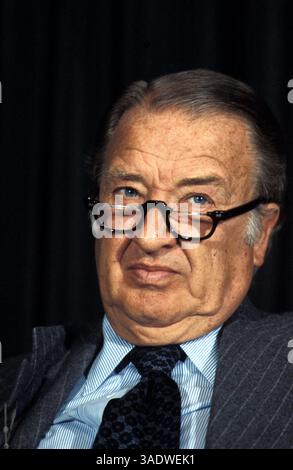 Mai 1978; Washington, DC, USA; Henry Fords ältester Enkel, HENRY FORD II., wurde am 24. September 1945 Präsident der Ford Motor Company. Während Henry Ford II. Den ersten Nachkriegswagen der Branche vom Band fuhr, machte er Pläne, das Unternehmen umzuorganisieren und zu dezentralisieren, um seine Vorkriegsposition als eine der Hauptkräfte in einer hart umkämpften Automobilbranche wiederaufzunehmen. Henry Ford II. Leistete eine starke Führung für die Ford Motor Company von der Nachkriegszeit bis in die 1980er Jahre Er war von 1945 bis 1960 Präsident und von 1945 bis 1970 Chief Executive Officer. Er war Vorsitzender des Direktoriums Stockfoto