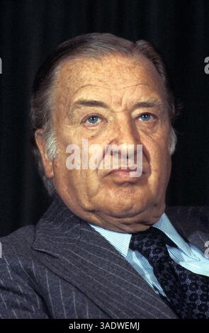 Mai 1978; Washington, DC, USA; Henry Fords ältester Enkel, HENRY FORD II., wurde am 24. September 1945 Präsident der Ford Motor Company. Während Henry Ford II. Den ersten Nachkriegswagen der Branche vom Band fuhr, machte er Pläne, das Unternehmen umzuorganisieren und zu dezentralisieren, um seine Vorkriegsposition als eine der Hauptkräfte in einer hart umkämpften Automobilbranche wiederaufzunehmen. Henry Ford II. Leistete eine starke Führung für die Ford Motor Company von der Nachkriegszeit bis in die 1980er Jahre Er war von 1945 bis 1960 Präsident und von 1945 bis 1970 Chief Executive Officer. Er war Vorsitzender des Direktoriums Stockfoto