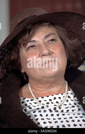 Juli 2003; Washington, DC, USA; BELLA SAVITZKY ABZUG wurde am 24. Juli 1920 in der Bronx geboren und verlängerte das Wahlrecht der Frauen um einen Monat. Als Kämpfer für Gerechtigkeit und Frieden, gleiche Rechte, Menschenwürde, Umweltintegrität und nachhaltige Entwicklung hat Bella Abzug mit seiner Arbeit und Vision die Ziele und politischen Bündnisse weltweit vorangetrieben. Zuletzt hat Bella als Mitbegründerin und Co-Vorsitzende einer globalen Organisation, der Women's Environment and Development Organization (WEDO), die Agenda der Vereinten Nationen in Bezug auf Frauen und Umwelt verändert und mitgestaltet. MI Stockfoto
