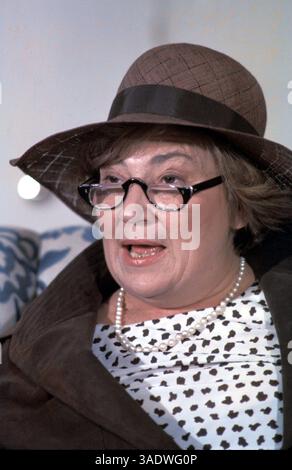Juli 2003; Washington, DC, USA; BELLA SAVITZKY ABZUG wurde am 24. Juli 1920 in der Bronx geboren und verlängerte das Wahlrecht der Frauen um einen Monat. Als Kämpfer für Gerechtigkeit und Frieden, gleiche Rechte, Menschenwürde, Umweltintegrität und nachhaltige Entwicklung hat Bella Abzug mit seiner Arbeit und Vision die Ziele und politischen Bündnisse weltweit vorangetrieben. Zuletzt hat Bella als Mitbegründerin und Co-Vorsitzende einer globalen Organisation, der Women's Environment and Development Organization (WEDO), die Agenda der Vereinten Nationen in Bezug auf Frauen und Umwelt verändert und mitgestaltet. MI Stockfoto