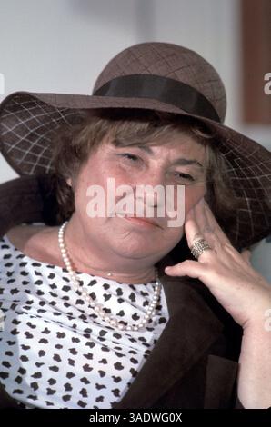 Juli 2003; Washington, DC, USA; BELLA SAVITZKY ABZUG wurde am 24. Juli 1920 in der Bronx geboren und verlängerte das Wahlrecht der Frauen um einen Monat. Als Kämpfer für Gerechtigkeit und Frieden, gleiche Rechte, Menschenwürde, Umweltintegrität und nachhaltige Entwicklung hat Bella Abzug mit seiner Arbeit und Vision die Ziele und politischen Bündnisse weltweit vorangetrieben. Zuletzt hat Bella als Mitbegründerin und Co-Vorsitzende einer globalen Organisation, der Women's Environment and Development Organization (WEDO), die Agenda der Vereinten Nationen in Bezug auf Frauen und Umwelt verändert und mitgestaltet. MI Stockfoto