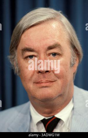 Juli 2003; Washington, DC, USA; der verstorbene Senator DANILE PATRICK MOYNIHAN begann als Assistent des Gouverneurs von New York Averell Harriman, diente als stellvertretender Arbeitssekretär für die Präsidenten Kennedy und Johnson, Chief Inland Advisor und Botschafter in Indien unter Präsident Nixon und als UN-Botschafter von Präsident Ford. 1976 kandidierte er für den Senat von New York und bekleidete vier Amtsperioden, 2000 ging er in den Ruhestand. Er diente in der Navy im Zweiten Weltkrieg und als Harvard-Professor. Er schrieb 18 Bücher, neun als Senator. Er war der beliebteste Demokrat der Republikaner und war weithin VI Stockfoto