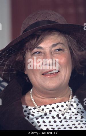 Juli 2003; Washington, DC, USA; BELLA SAVITZKY ABZUG wurde am 24. Juli 1920 in der Bronx geboren und verlängerte das Wahlrecht der Frauen um einen Monat. Als Kämpfer für Gerechtigkeit und Frieden, gleiche Rechte, Menschenwürde, Umweltintegrität und nachhaltige Entwicklung hat Bella Abzug mit seiner Arbeit und Vision die Ziele und politischen Bündnisse weltweit vorangetrieben. Zuletzt hat Bella als Mitbegründerin und Co-Vorsitzende einer globalen Organisation, der Women's Environment and Development Organization (WEDO), die Agenda der Vereinten Nationen in Bezug auf Frauen und Umwelt verändert und mitgestaltet. MI Stockfoto