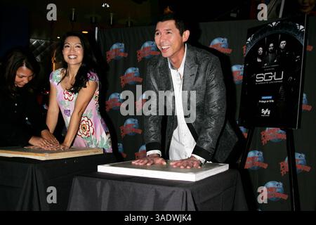 MING-NA und LOU DIAMOND PHILLIPS werben für ihre Hauptrollen in der neuen Syfy-Serie Stargate Universe mit einer Handabdruck-Zeremonie am 2. Oktober 2009 im Planet Hollywood in New York. ..Sharon Neetles/Globe Photos, Inc..K62874SN (Kreditbild: Globe Photos/ZUMAPRESS.com) Stockfoto