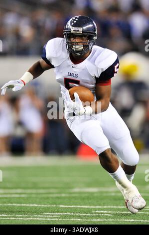 12. November 2011: Allen Eagles Running Back, Jonathan Williams (5), schlängelt sich während der Area Playoff Action gegen die Keller Central Chargers durch den Verkehr. Cowboys Stadium - Arlington, TX(Bild: © Michael Prengler/Cal Sport Media/ZUMAPRESS.com) Stockfoto