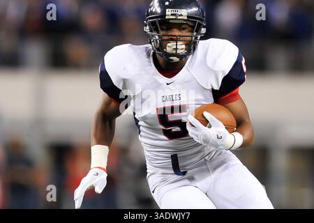 12. November 2011: Allen Eagles Running Back, Jonathan Williams (5), schlängelt sich während der Area Playoff Action gegen die Keller Central Chargers durch den Verkehr. Cowboys Stadium - Arlington, TX(Bild: © Michael Prengler/Cal Sport Media/ZUMAPRESS.com) Stockfoto