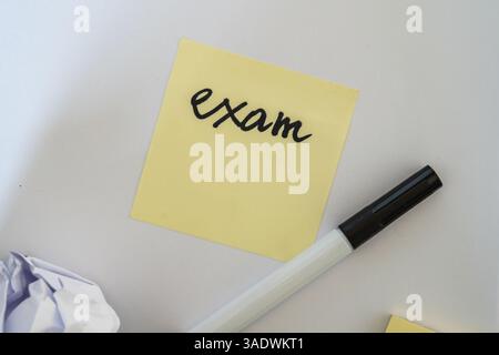 Wortprüfung mit schwarzem Stift auf Papier - eine Erinnerung an Schulcollage oder Arbeitsbeurteilung Stockfoto