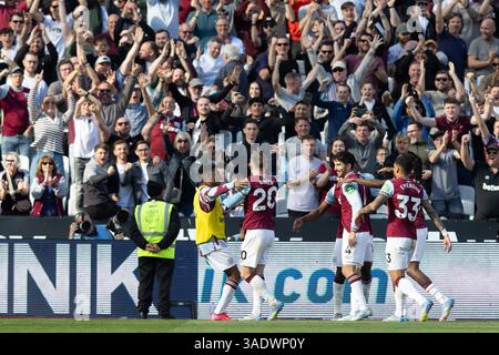 TOR 2-1 Jarrod Bowen (20) von West Ham United erzielt und feiert während des Spiels West Ham United FC gegen AFC Bournemouth English Premier League im London Stadium, London, England, Vereinigtes Königreich am 5. April 2025 Credit: Ian Stephen/Every Second Media Credit: Every Second Media/Alamy Live News Stockfoto