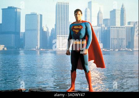 Oktober 2004; New York; DATEIFOTO: 15. April 1978; Hollywood, CA, USA; eine Szene aus dem Actionfilm Superman mit CHRISTOPHER REEVE in der Hauptrolle. Reeve starb gestern in seinem New Yorker Haus an Herzinsuffizienz nach einem Herzstillstand am Samstag, der ihn im Koma zurückließ. Reeve wurde im Northern Winchester Hospital wegen einer Druckwunde behandelt, die sich stark infiziert hatte. Am besten bekannt für seine Rolle als Superman, ertrug er monatelange Therapie, nachdem er 1995 bei einem Reitunfall gelähmt war und zum Lobbykongress zurückkehrte, um einen besseren Schutz gegen Katastro zu gewährleisten Stockfoto