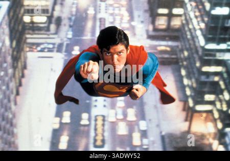 Oktober 2004; New York; DATEIFOTO: 15. April 1978; Hollywood, CA, USA; eine Szene aus dem Actionfilm Superman mit CHRISTOPHER REEVE in der Hauptrolle. Reeve starb gestern in seinem New Yorker Haus an Herzinsuffizienz nach einem Herzstillstand am Samstag, der ihn im Koma zurückließ. Reeve wurde im Northern Winchester Hospital wegen einer Druckwunde behandelt, die sich stark infiziert hatte. Am besten bekannt für seine Rolle als Superman, ertrug er monatelange Therapie, nachdem er 1995 bei einem Reitunfall gelähmt war und zum Lobbykongress zurückkehrte, um einen besseren Schutz gegen Katastro zu gewährleisten Stockfoto